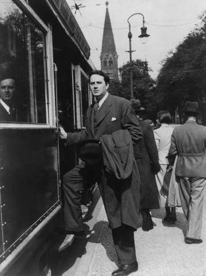 El escritor estadounidense Thomas Wolfe se sube a un tranvía en Berlín en 1935.
