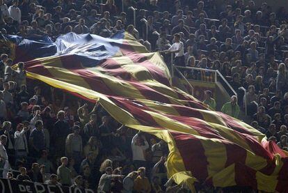 Bandera estelada en las gradas durante un partido de f&uacute;tbol 