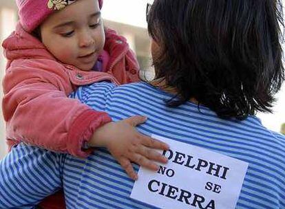 Una mujer y una niña, en la concentración de trabajadores de Delphi en Puerto Real.