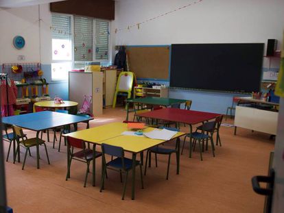 Un aula sin alumnos en el colegio público Antonio Mendoza de Santander el día del comienzo de curso.