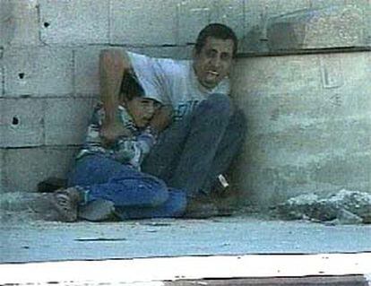 Jamal El Dirah trata de proteger a su hijo de 12 años Mohamad, que finalmente cayó abatido por las balas.
