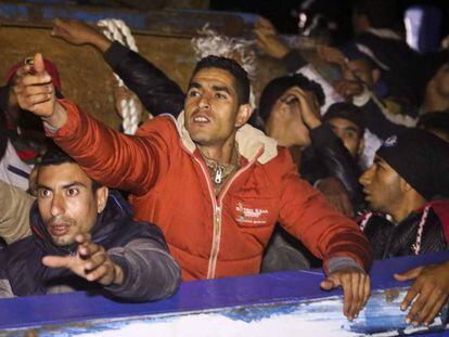 Migrantes en una embarcación a largo de las costas de Libia, este miércoles.