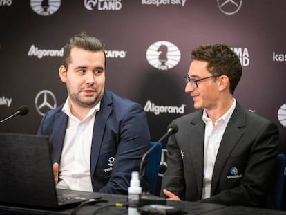 Ian Niepómniachi, a la izquierda, y Fabiano Caruana durante la conferencia de prensa de hoy tras su empate en Yekaterimburgo (Rusia)