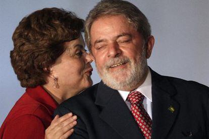 Dilma Rousseff habla al oído de Lula da Silva en marzo de 2010.