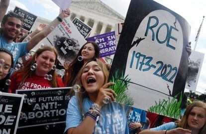 Manifestantes en contra del aborto celebran la decisión del Tribunal Supremo, este viernes en Washington.