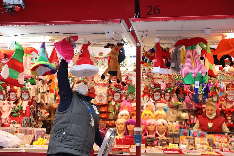 Un vendedor acondiciona su puesto en el mercadillo navideño de la Plaza Mayor de Madrid, este viernes.
