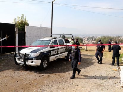 Agentes de policía resguardan la casa donde esta madrugada han asesinado a ocho personas en el Estado de México.