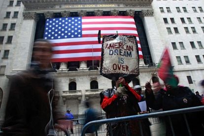 Protesta frente a Wall Street a finales de 2021. En la pancarta puede leerse: "El sueño americano ha terminado".