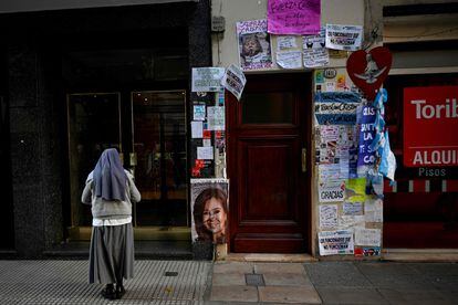 Una monja pasa por la puerta del domicilio de Cristina Kirchner, el pasado 3 de septiembre.