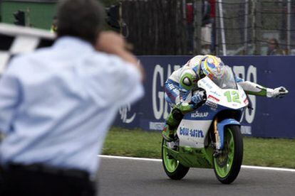 El piloto de Honda en el momento de cruzar la línea de meta.