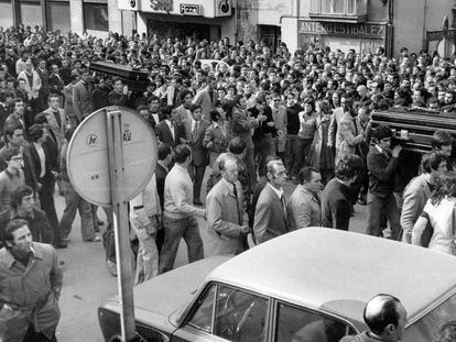 Los féretros de los tres primeros obreros que murieron recorren Vitoria el 5 de marzo de 1976. Luego fallecerían otros dos.