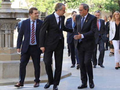 Javier Faus saluda a Quim Torra, este jueves en el patio dels Tarongers del Palau de la Generalitat.