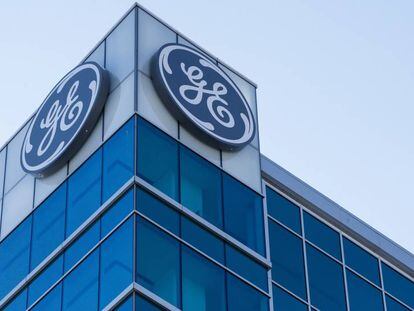 Logo de la compañía General Electric en una de sus sedes