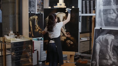 Un momento del proceso de restauración de 'David vencedor de Goliat', de Caravaggio, a manos de Almudena Sánchez.