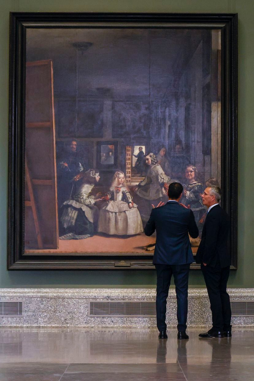 El presidente del Gobierno, Pedro Sánchez (a la izquierda), y el secretario general de la OTAN, Jens Stoltenberg, contemplan 'Las Meninas', de Velázquez, el miércoles en el Museo del Prado.