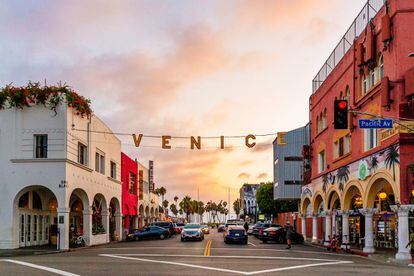 Atardecer en el barrio bohemio de Venice, en Los Ángeles (California).