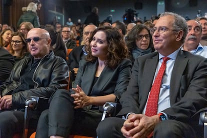 Isabel Díaz Ayuso escucha sentada el discurso previo al premio que se le concede como Alumna Ilustre en la Complutense.