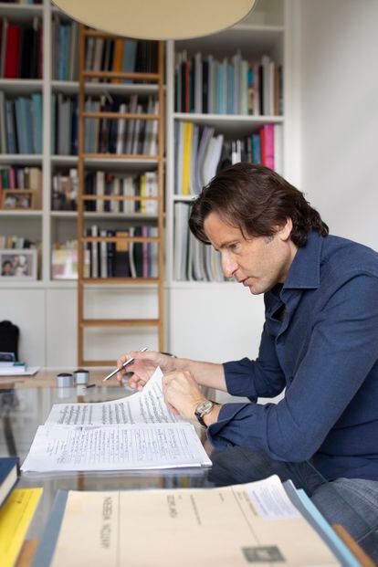 El director español Gustavo Gimeno en su casa de Amsterdam repasando partituras.
