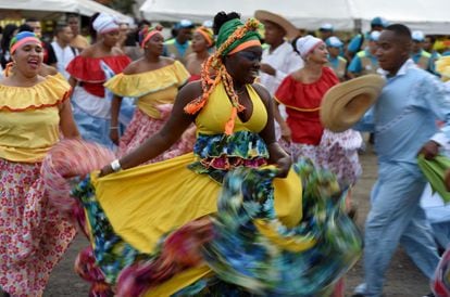 Un grupo de danza baila en el XXI Festival de Música del Pacífico Petronio Álvarez, en Cali (Colombia). 