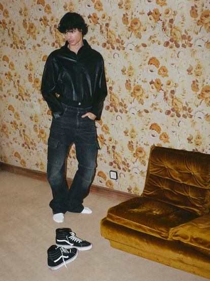 Lindez está rodando la séptima temporada de la serie 'Élite'. Es consciente de que su fama crecerá en unos meses, pero intenta llevarlo “con naturalidad”. Lleva cortavientos en piel sintética,' jeans' y 'leggins' en algodón, todo de Givenchy, y zapatillas negras SK8-Hi, de Vans.  