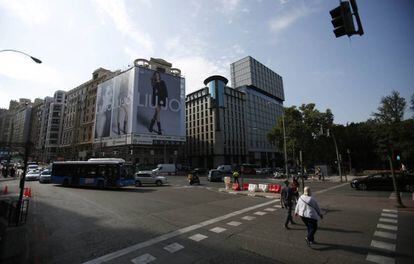 El paso de peatones en la intersección entre plaza de España y Gran Vía (a la izquierda).