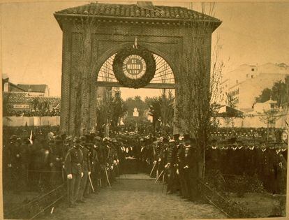 Guarnición frente al arco de la actual plaza del Dos de Mayo, una vez derruido el cuartel al que daba paso. Imagen de finales del siglo XIX.