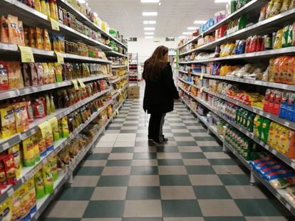 Una mujer, en el supermercado en Buenos Aires.