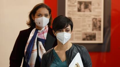 La ministra portavoz, Isabel Rodríguez, y la de Industria, Reyes Maroto, justo antes de la rueda de prensa tras el Consejo de Ministros.