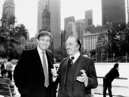 El magnate posa con su padre en la inauguración de la pista de hielo de Central Park en 1987