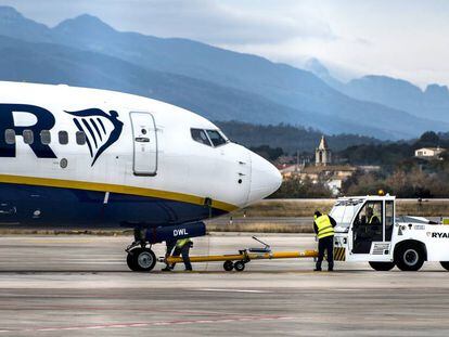 Trabajadores de Ryanair en el aeropuerto de Girona, este jueves.
