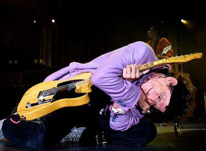 Keith Richards, en una de sus actuaciones en el estadio olímpico de Barcelona en junio de 2003.