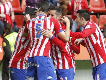 Los jugadores del Sporting celebran el segundo gol al Mirand&eacute;s.