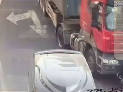 Un motorista intentó cruzar dos carriles delante del vehículo en China