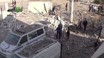 Veh&iacute;culos destruidos, el lunes en Azaz (Siria).