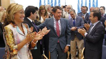 Los diputados del PP en la Asamblea de Madrid aplauden a Ignacio Gonz&aacute;lez, tras ser nombrado presidente del grupo. 
