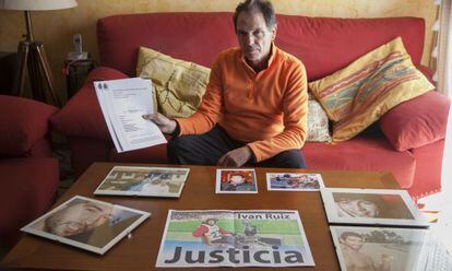 Carlos Ruiz, el padre de Iván, con la sentencia del Tribunal Supremo.