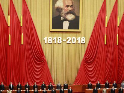 Miembros del Partido Comunista de China (PCCh) celebran el aniversario del nacimiento del filósofo alemán Karl Marx este viernes.