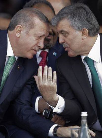 Erdogan, a la izquierda, y Gül, en octubre de 2013 en Estambul.
