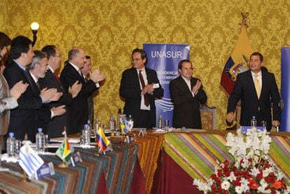 El presidente ecuatoriano, Rafael Correa, ante los cancilleres de la Unión de Naciones Sudamericanas (Unasur), reunidos en Quito.