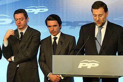 Ruiz-Gallardón, Aznar y Rajoy, durante la comparecencia de éste último en la sede del PP.