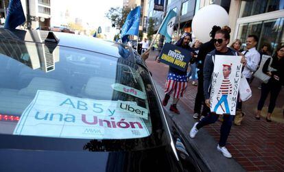 Protesta enfrente de la sede de Uber en San Francisco a favor de la ley AB5.