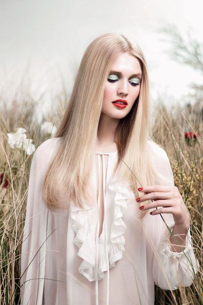Campaña de la nueva colección de maquillaje de Givenchy, llamada Instant Bucolique, es una delicada muestra de color block. Los ojos están maquillados en un suave verde y los labios en rojo.