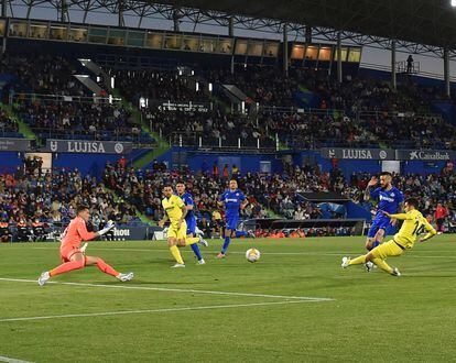 GETAFE, SPAIN - APRIL 16: Manu Trigueros of Villarreal scores their side's second goal during the LaLiga Santander match between Getafe CF and Villarreal CF at Coliseum Alfonso Perez on April 16, 2022 in Getafe, Spain. (Photo by Denis Doyle/Getty Images)