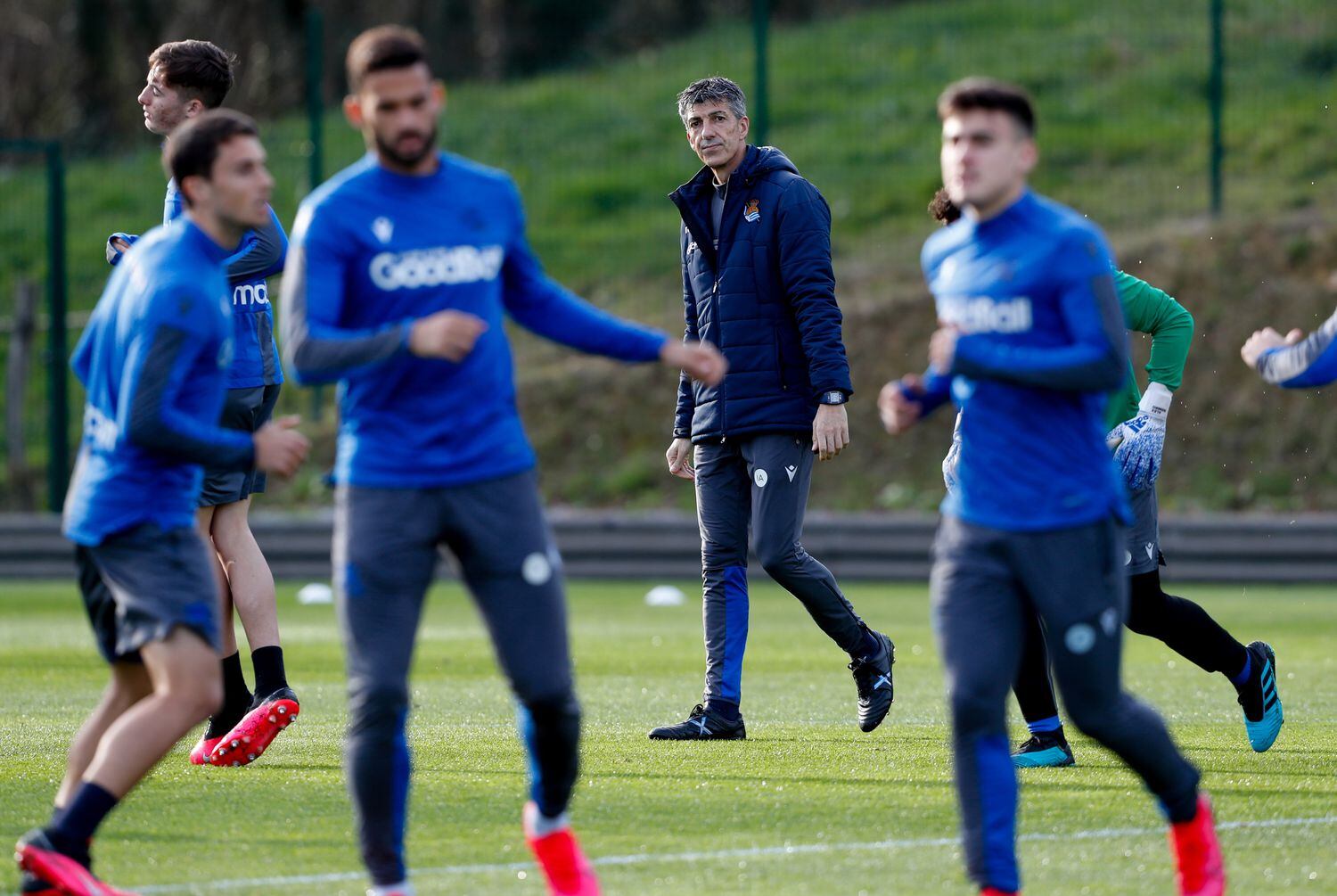 El entrenador de la Real Sociedad, Imanol Alguacil (c), hace un mes dirigiendo un entrenamiento