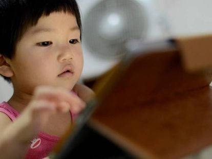 La pequeña Jiang Siqi, nacida en 2012, es una de las muchas niñas adictas a los dispositivos móviles que han desarrollado miopía a una edad prematura.