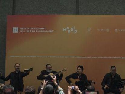 El escritor Jorge F. Hernández, el poeta Hernán Bravo y el músico El Caudillo del Son acompañaron al autor en la FIL