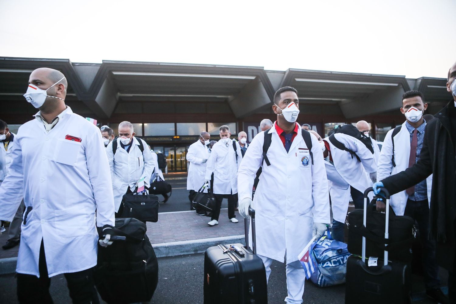 Llegada de médicos cubanos al aeropuerto de Milán para ayudar a Italia en la pandemia