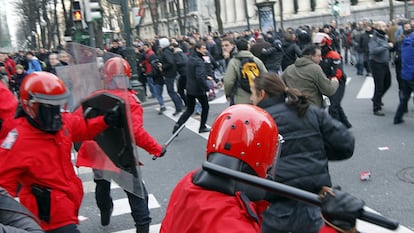 Agentes de la Ertzaintza cargan contra un piquete durante la jornada de huelga general en Bilbao por la reforma de las pensiones en 2019