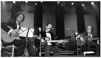 Paco de Lucía junto a Alejandro Sanz y Juan Luis Jiménez, en 1995.