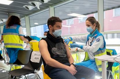 Un hombre recibe una dosis de la vacuna contra la covid-19 en el WiZink Center de Madrid.